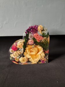 6. Δημιουργία Floral Hurt: εγκλωβίζουμαι αποξηραμένα λουλούδια μέσα στο υγρό γυαλί